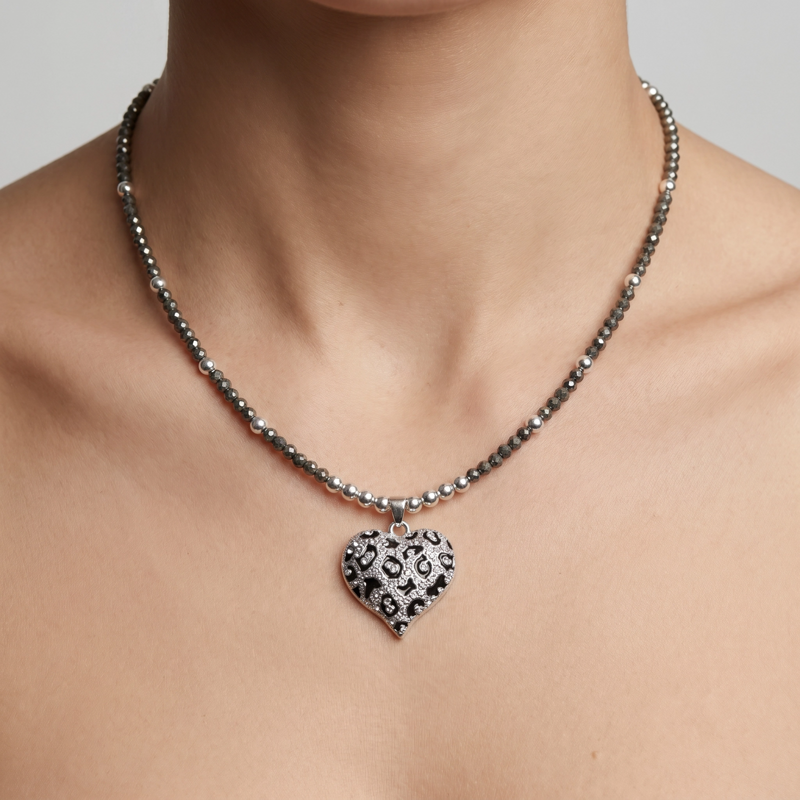Collar de circonitas negras