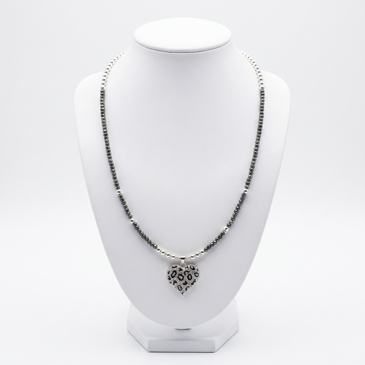 Collar de circonitas negras