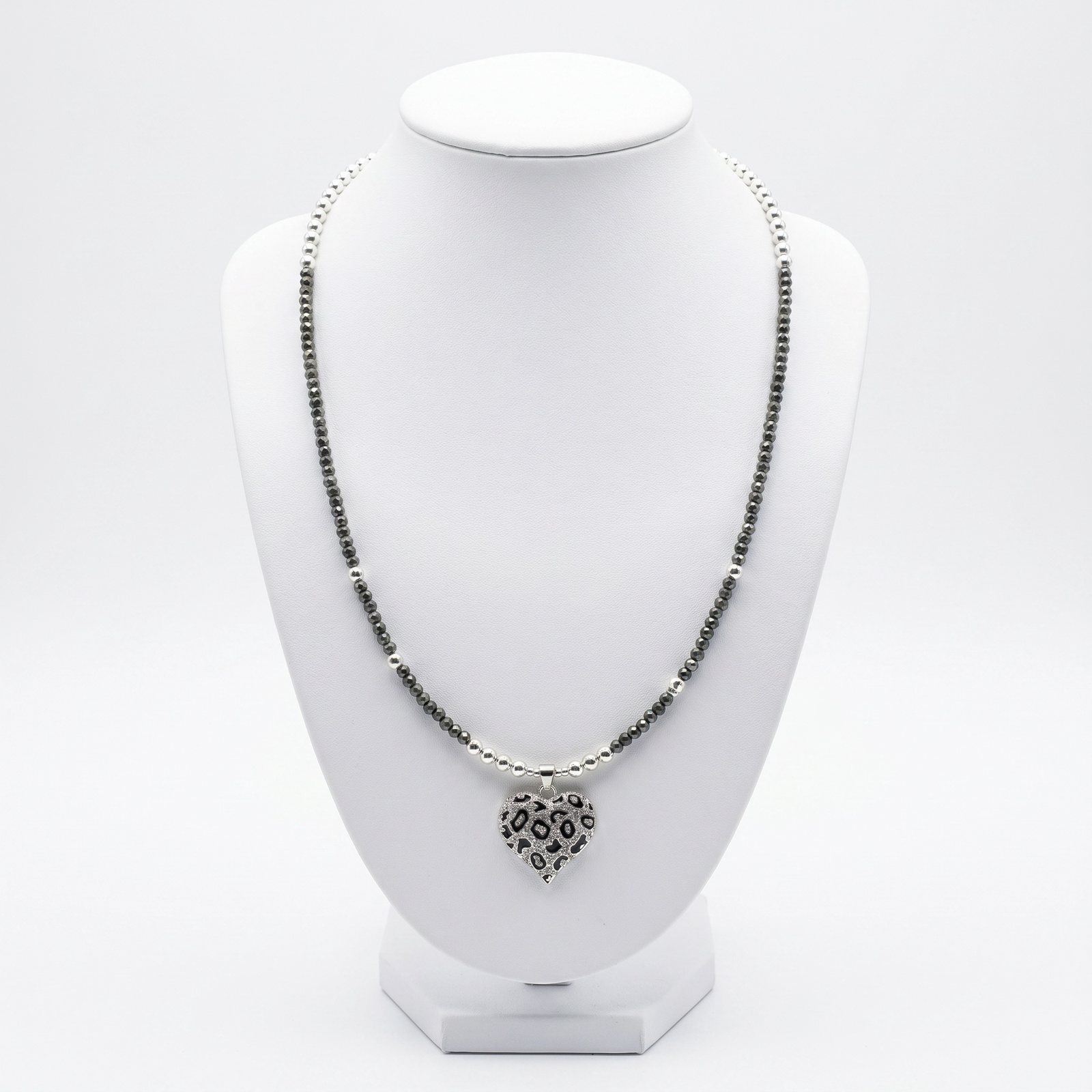 Collar de circonitas negras