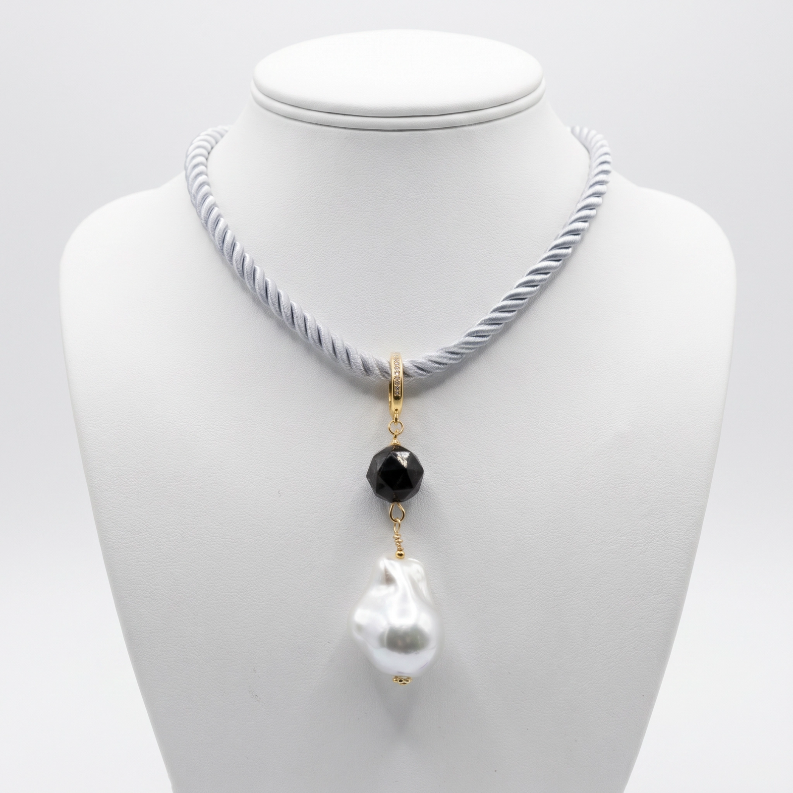 Collar con piedra barroca