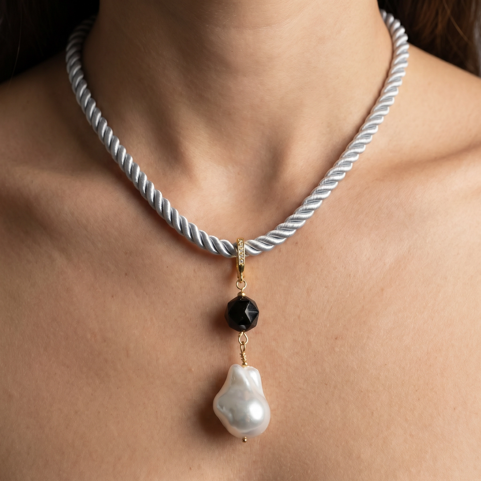 Collar con piedra barroca