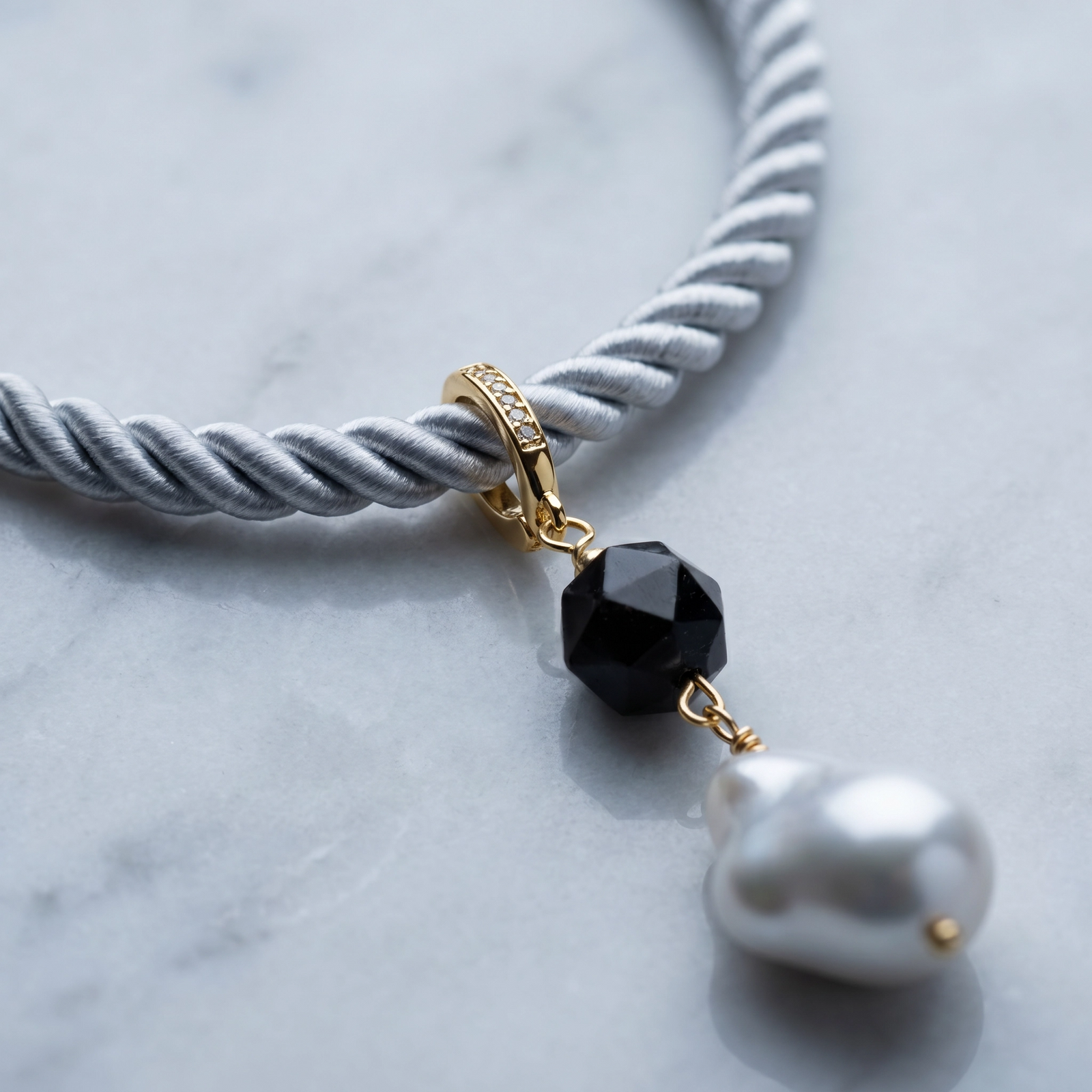 Collar con piedra barroca