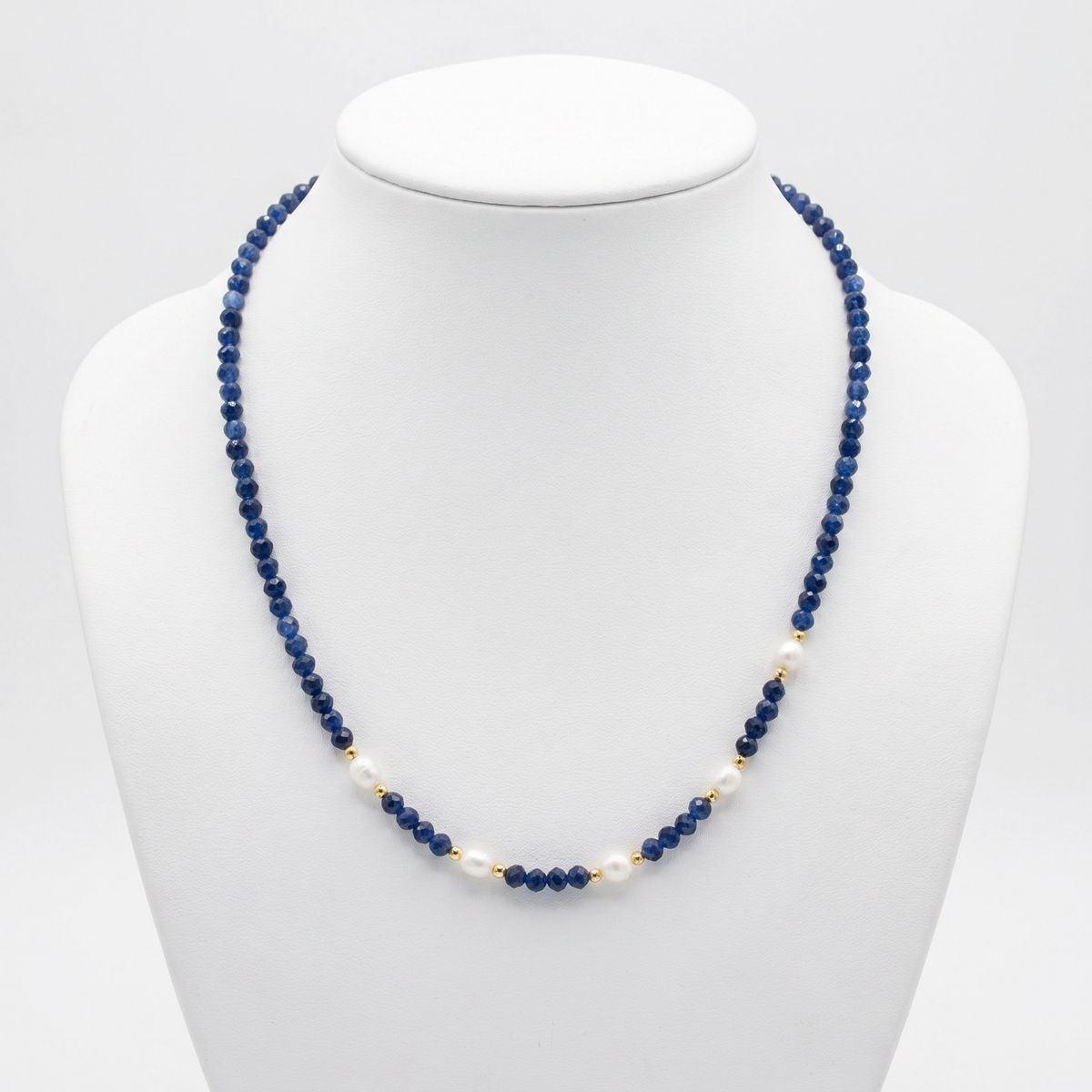Collar de zafiros azules